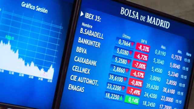 Paneles con valores del Ibex 35 en la Bolsa de Madrid / EFE
