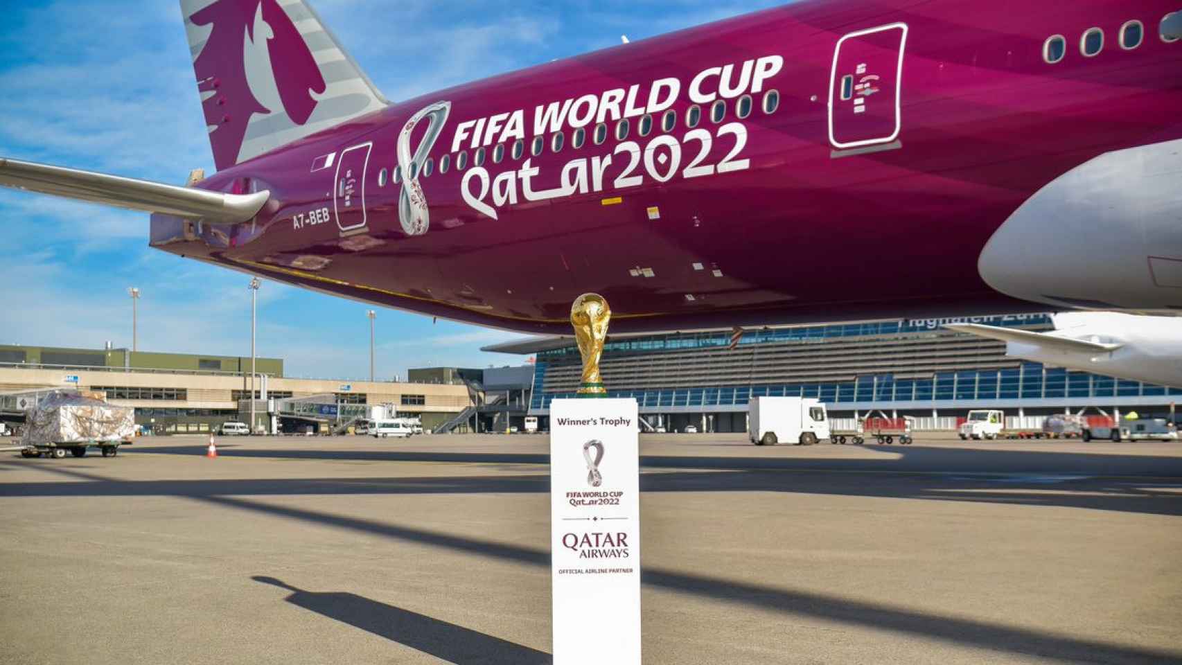 Una imagen de la Copa del Mundo con el patrocinador Qatar Airways